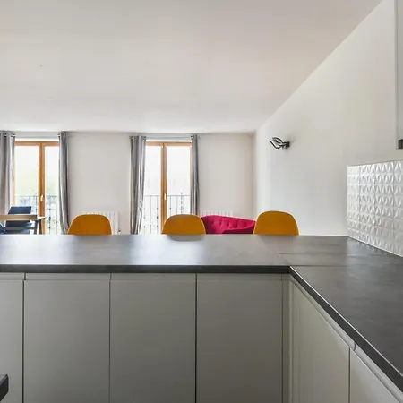Nice And Bright Flat With Parking At The Heart Of - Welkeys