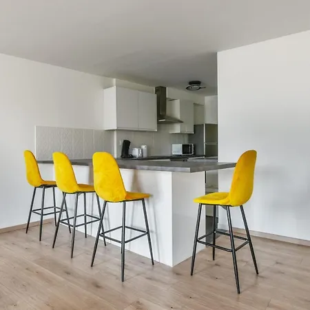 Nice And Bright Flat With Parking At The Heart Of - Welkeys